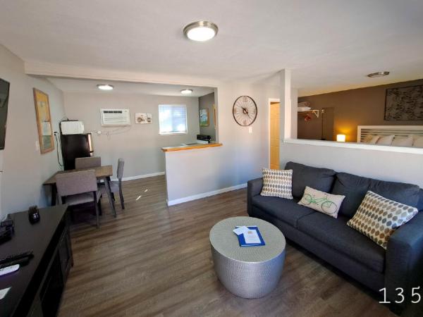 Buffalo Lodge Bicycle Resort - Amazing access to local trails & the Garden : photo 1 de la chambre chambre lit king-size avec canapé-lit