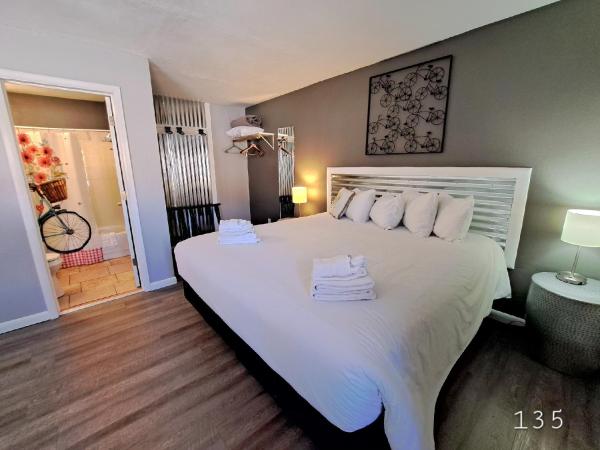 Buffalo Lodge Bicycle Resort - Amazing access to local trails & the Garden : photo 4 de la chambre chambre lit king-size avec canapé-lit