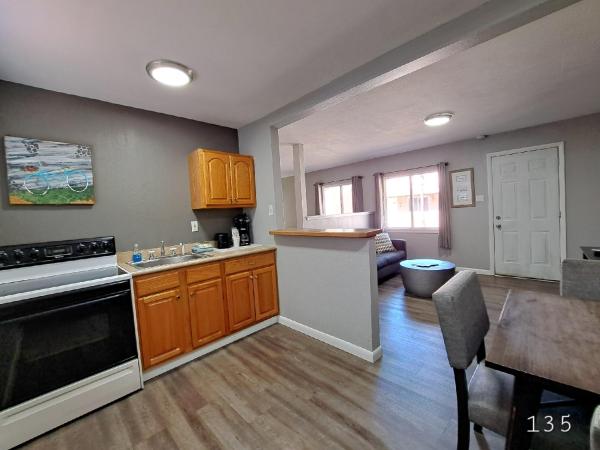 Buffalo Lodge Bicycle Resort - Amazing access to local trails & the Garden : photo 2 de la chambre chambre lit king-size avec canapé-lit