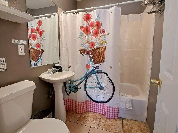 Buffalo Lodge Bicycle Resort - Amazing access to local trails & the Garden : photo 6 de la chambre chambre lit king-size avec canapé-lit