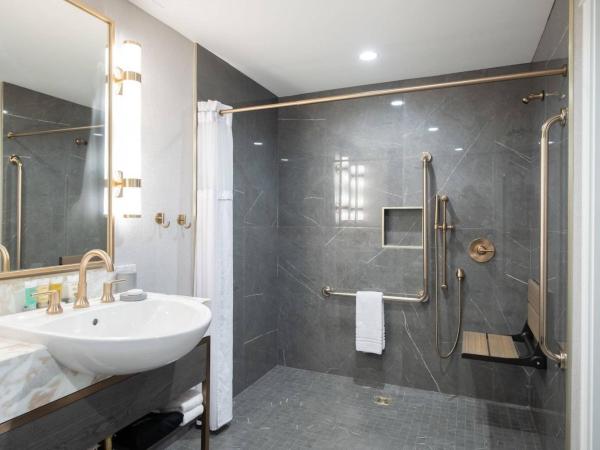 The Sutton Place Hotel Halifax : photo 4 de la chambre chambre pour personnes à mobilité réduite avec 1 lit king-size et douche accessible en fauteuil roulant