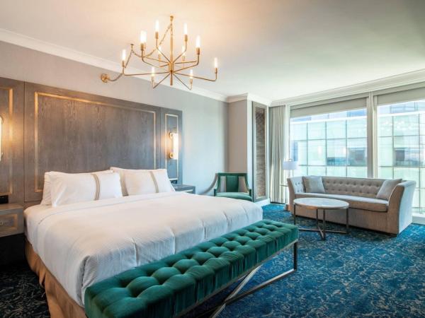 The Sutton Place Hotel Halifax : photo 1 de la chambre chambre pour personnes à mobilité réduite avec 1 lit king-size et douche accessible en fauteuil roulant