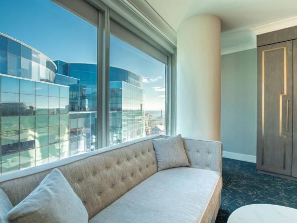 The Sutton Place Hotel Halifax : photo 3 de la chambre chambre pour personnes à mobilité réduite avec 1 lit king-size et douche accessible en fauteuil roulant