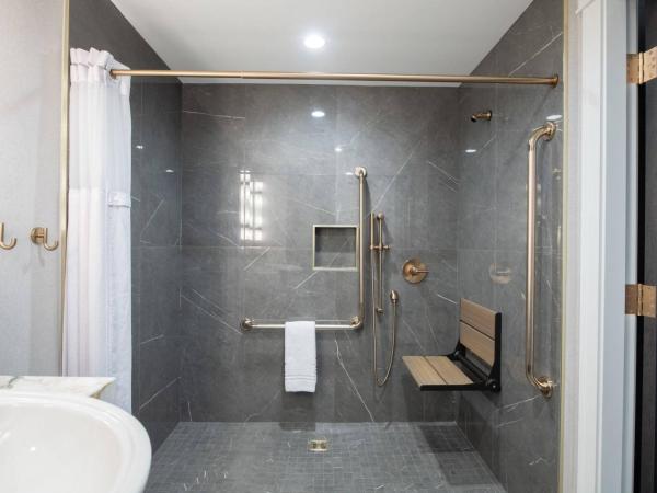 The Sutton Place Hotel Halifax : photo 6 de la chambre chambre pour personnes à mobilité réduite avec 1 lit king-size et douche accessible en fauteuil roulant