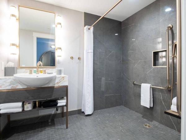 The Sutton Place Hotel Halifax : photo 5 de la chambre chambre pour personnes à mobilité réduite avec 1 lit king-size et douche accessible en fauteuil roulant