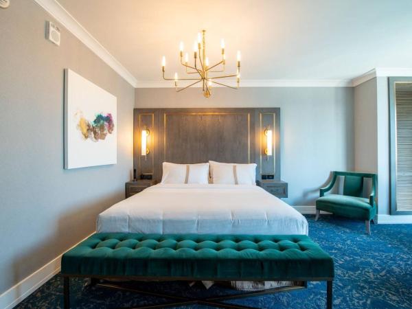 The Sutton Place Hotel Halifax : photo 2 de la chambre chambre pour personnes à mobilité réduite avec 1 lit king-size et douche accessible en fauteuil roulant