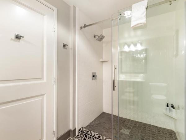 Hotel Gibbs Downtown Riverwalk : photo 5 de la chambre suite 1 chambre lit king-size avec canapé-lit