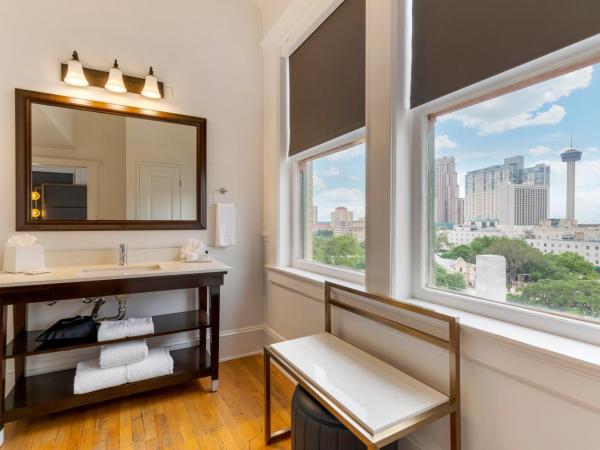 Hotel Gibbs Downtown Riverwalk : photo 4 de la chambre chambre lit king-size avec vue sur alamo