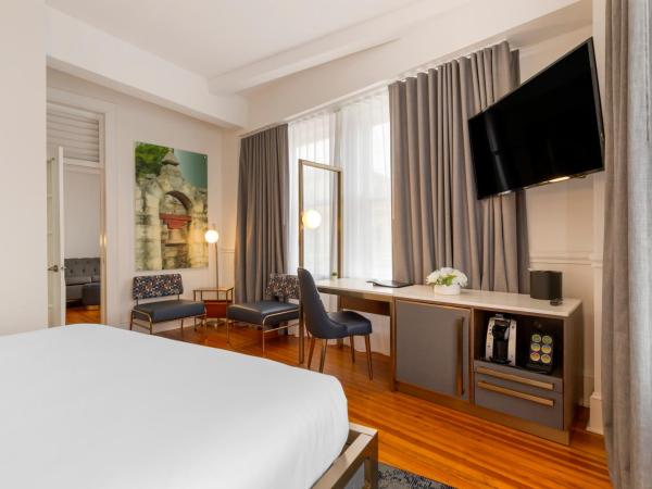 Hotel Gibbs Downtown Riverwalk : photo 3 de la chambre suite 1 chambre lit king-size avec canapé-lit