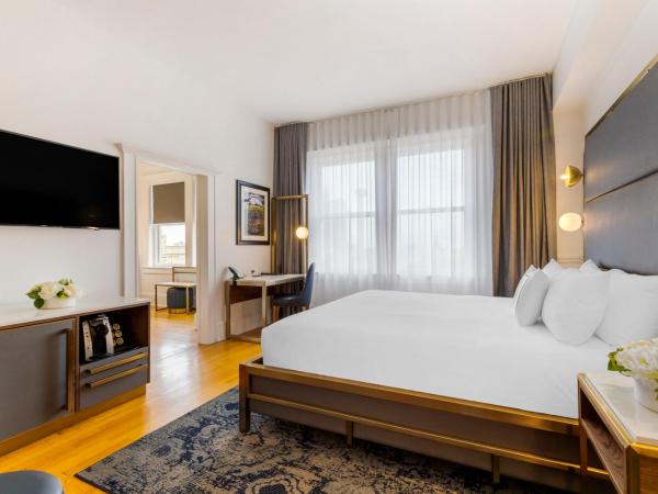 Hotel Gibbs Downtown Riverwalk : photo 2 de la chambre chambre lit king-size avec vue sur alamo