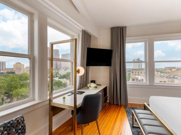 Hotel Gibbs Downtown Riverwalk : photo 2 de la chambre suite 1 chambre lit king-size avec canapé-lit