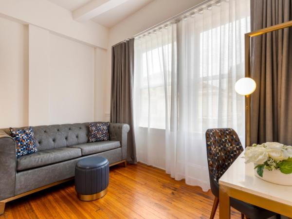 Hotel Gibbs Downtown Riverwalk : photo 4 de la chambre suite 1 chambre lit king-size avec canapé-lit