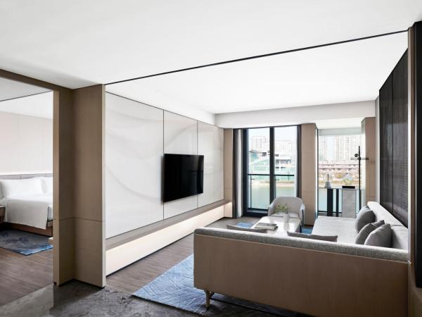 JW Marriott Shanghai Fengxian : photo 3 de la chambre executive lounge access suite with 1 king, lake view balcony