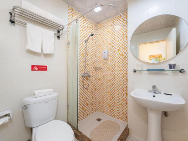 Home Inn Dalian North Railway Station : photo 5 de la chambre chambre affaires lit queen-size