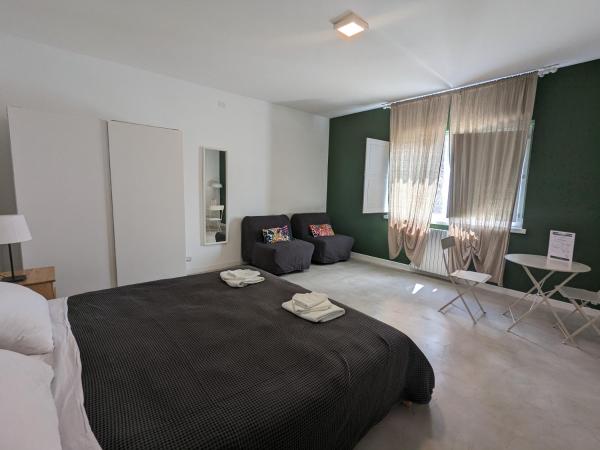 Artemisia B&B : photo 3 de la chambre chambre double ou lits jumeaux - vue sur piscine