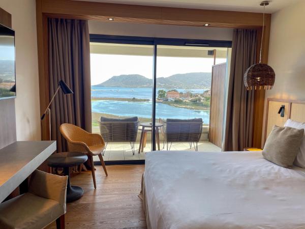 Golden Tulip Porto-Vecchio : photo 2 de la chambre chambre lit king-size supérieure - vue sur mer