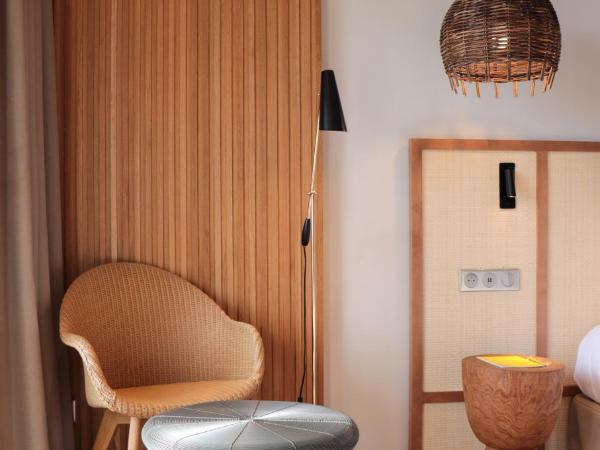 Golden Tulip Porto-Vecchio : photo 4 de la chambre chambre lit king-size supérieure - vue sur mer