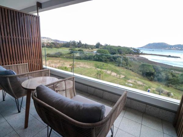 Golden Tulip Porto-Vecchio : photo 6 de la chambre chambre lit king-size supérieure - vue sur mer