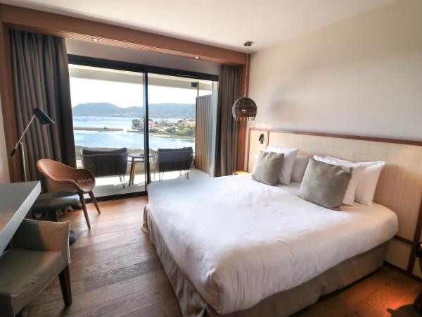Golden Tulip Porto-Vecchio : photo 7 de la chambre chambre lit king-size supérieure - vue sur mer