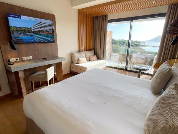 Golden Tulip Porto-Vecchio : photo 3 de la chambre chambre lit king-size deluxe - vue sur mer