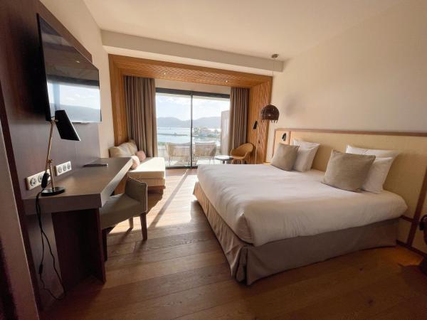 Golden Tulip Porto-Vecchio : photo 4 de la chambre chambre lit king-size deluxe - vue sur mer