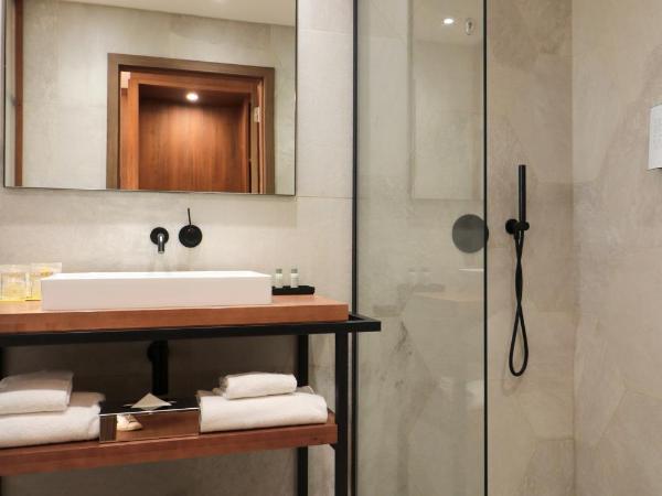 Golden Tulip Porto-Vecchio : photo 6 de la chambre chambre lit king-size deluxe - vue sur mer