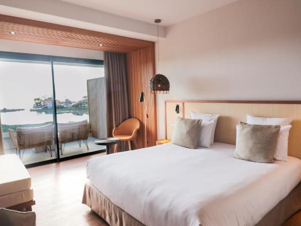 Golden Tulip Porto-Vecchio : photo 8 de la chambre chambre lit king-size deluxe - vue sur mer