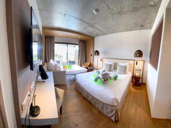 Golden Tulip Porto-Vecchio : photo 6 de la chambre chambre lit king-size de luxe avec canapé-lit - vue sur mer