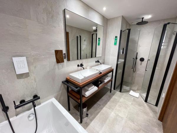 Golden Tulip Porto-Vecchio : photo 1 de la chambre suite junior lit king-size - vue sur mer