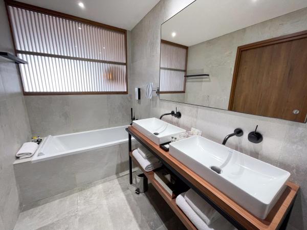 Golden Tulip Porto-Vecchio : photo 2 de la chambre suite junior lit king-size - vue sur mer