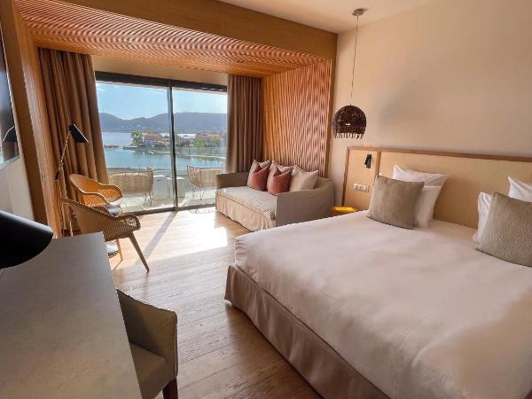 Golden Tulip Porto-Vecchio : photo 5 de la chambre suite junior lit king-size - vue sur mer