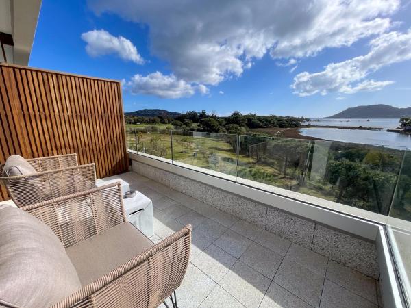 Golden Tulip Porto-Vecchio : photo 6 de la chambre suite junior lit king-size - vue sur mer