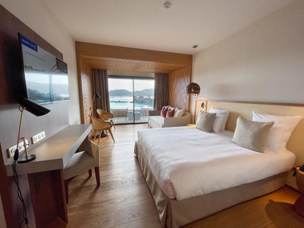 Golden Tulip Porto-Vecchio : photo 7 de la chambre suite junior lit king-size - vue sur mer