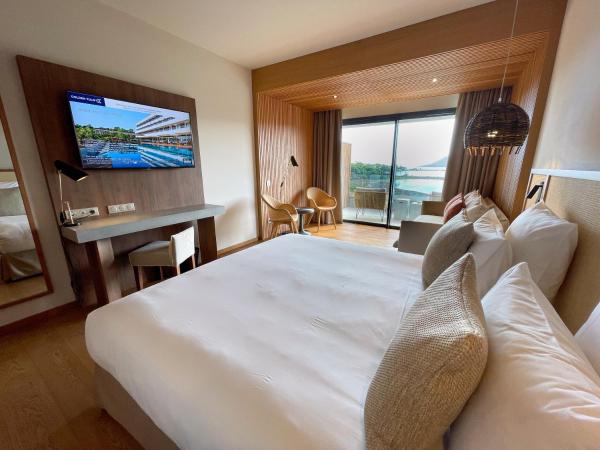 Golden Tulip Porto-Vecchio : photo 8 de la chambre suite junior lit king-size - vue sur mer