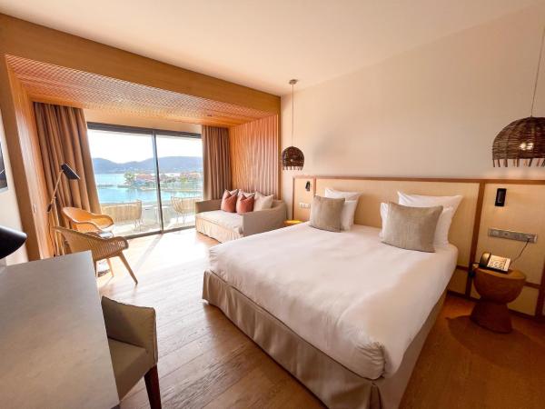 Golden Tulip Porto-Vecchio : photo 9 de la chambre suite junior lit king-size - vue sur mer