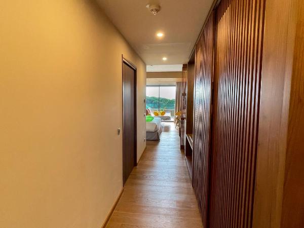 Golden Tulip Porto-Vecchio : photo 1 de la chambre suite junior lit king-size avec canapé-lit - vue sur mer