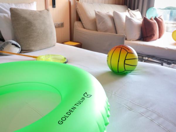 Golden Tulip Porto-Vecchio : photo 3 de la chambre suite junior lit king-size avec canapé-lit - vue sur mer