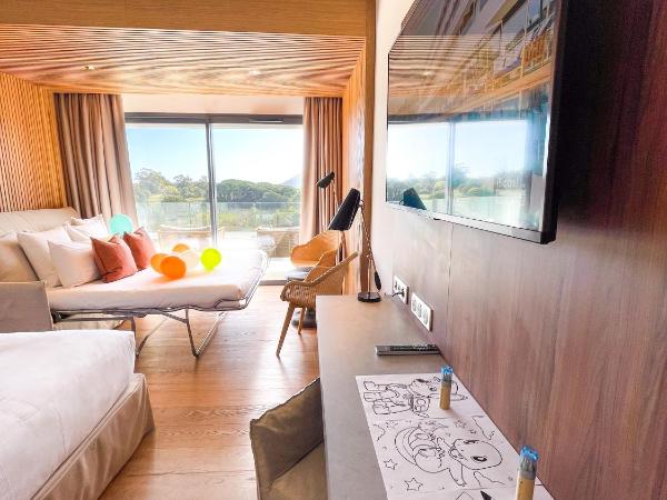 Golden Tulip Porto-Vecchio : photo 5 de la chambre suite junior lit king-size avec canapé-lit - vue sur mer