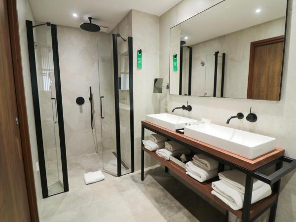 Golden Tulip Porto-Vecchio : photo 6 de la chambre suite junior lit king-size avec canapé-lit - vue sur mer