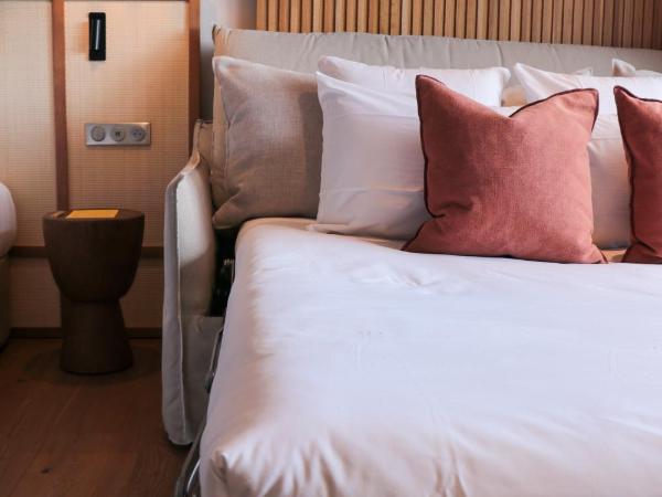 Golden Tulip Porto-Vecchio : photo 10 de la chambre suite junior lit king-size avec canapé-lit - vue sur mer