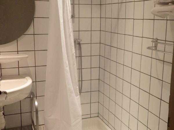 Adonis Lourdes - Notre Dame de la Sarte : photo 6 de la chambre chambre lits jumeaux - vue sur patio