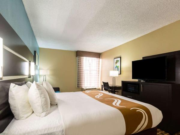 Quality Inn : photo 4 de la chambre chambre lit king-size standard avec canapé-lit - non-fumeurs