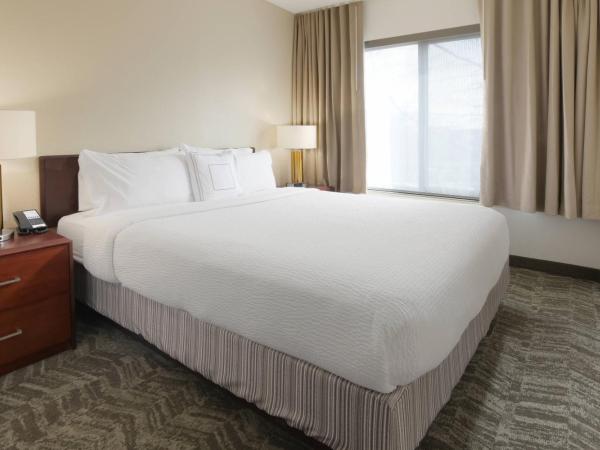 SpringHill Suites Dallas Addison/Quorum Drive : photo 1 de la chambre suite lit king-size avec canapé-lit