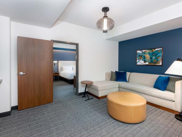 Courtyard by Marriott Atlanta Midtown : photo 1 de la chambre suite 1 chambre lit king-size avec canapé-lit