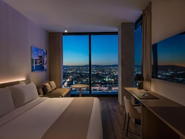 AC Hotel by Marriott Downtown Los Angeles : photo 1 de la chambre chambre d'angle avec lit king-size - vue sur ville