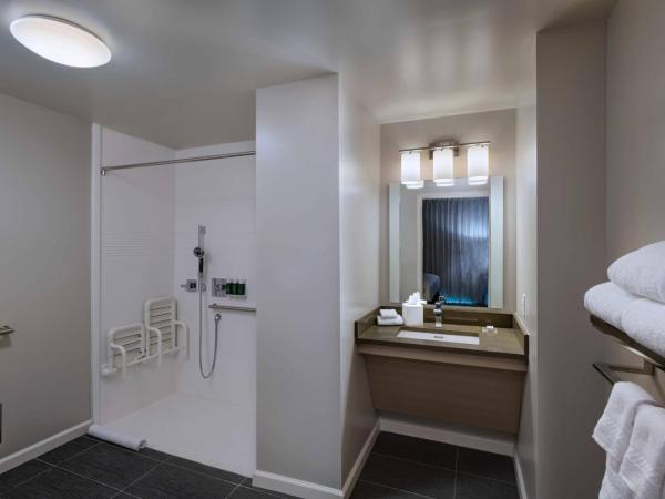TownePlace Suites by Marriott San Diego Airport/Liberty Station : photo 7 de la chambre studio avec lit king-size et canapé-lit