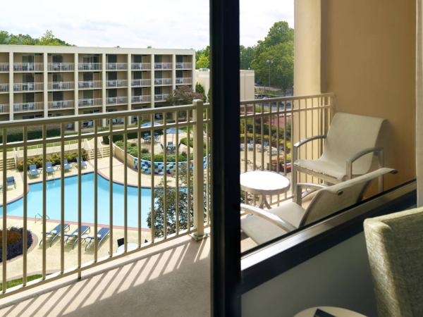 Atlanta Airport Marriott : photo 1 de la chambre chambre lit king-size - vue sur piscine 