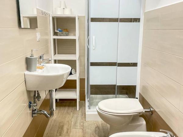 Big Fish Alghero Guesthouse : photo 2 de la chambre chambre double avec salle de bains privative