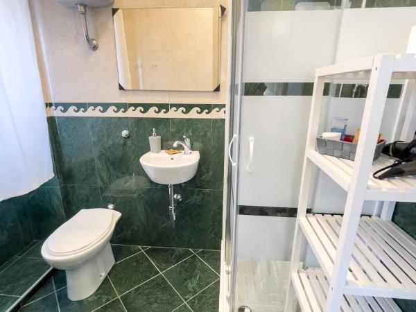 Big Fish Alghero Guesthouse : photo 4 de la chambre chambre double avec salle de bains privative