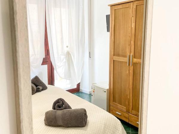 Big Fish Alghero Guesthouse : photo 3 de la chambre chambre double avec salle de bains privative extérieure